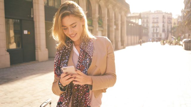 beautiful girl on smartphone, how to slide into DMs