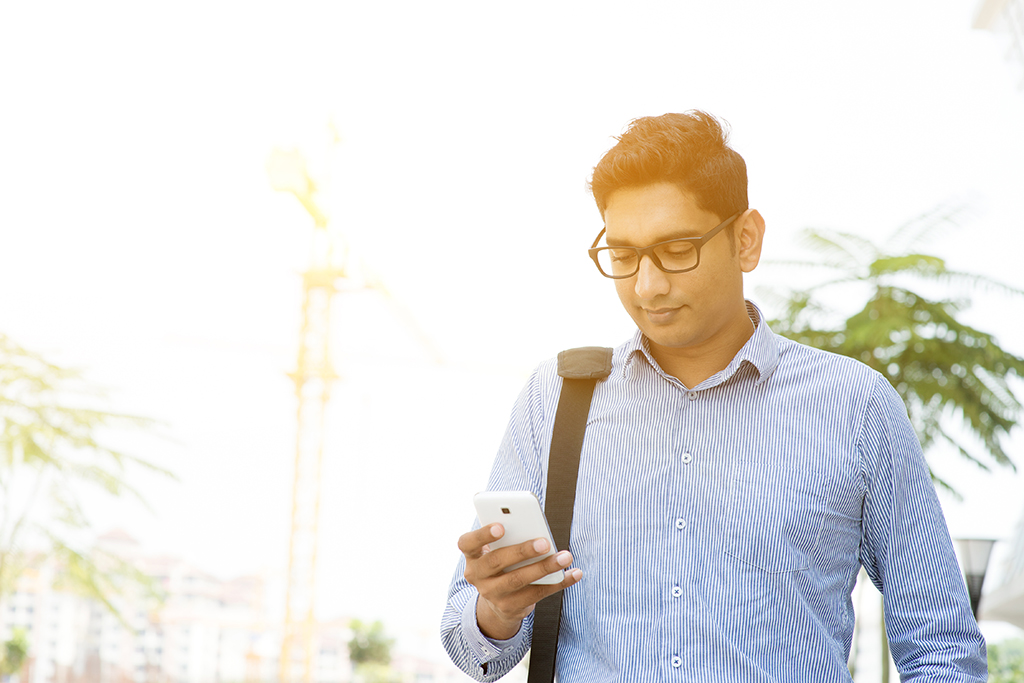 man looking at his phone, weight loss motivation