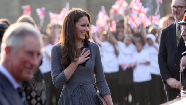 kate middleton waving