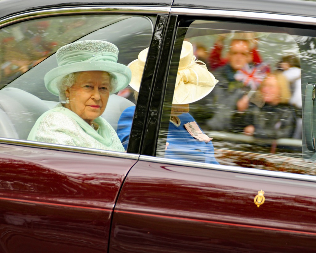 queen elizabeth car royal wedding differences