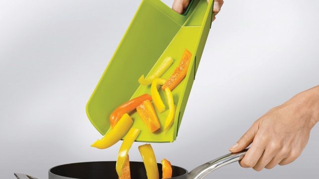 Foldable cutting board