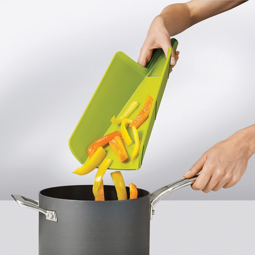 Foldable cutting board