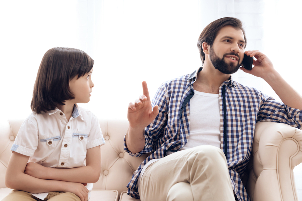 dad ignored angry kid while on phone