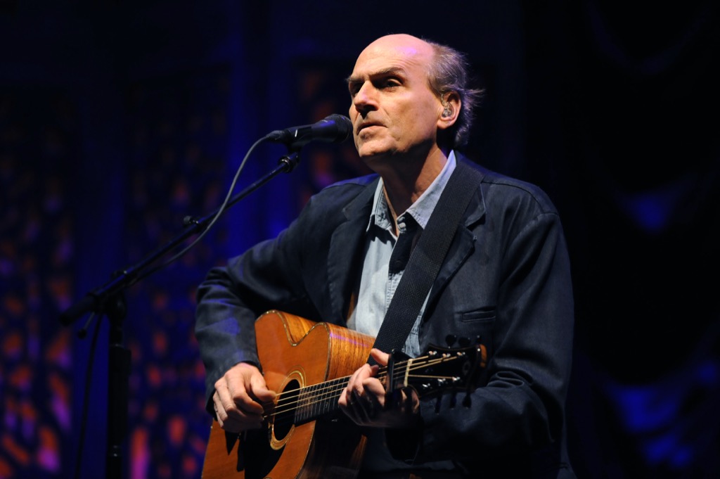 musician James Taylor playing the guitar