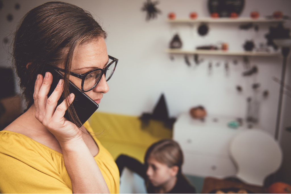 woman on phone with kids in the background, hings not to say to customer service rep