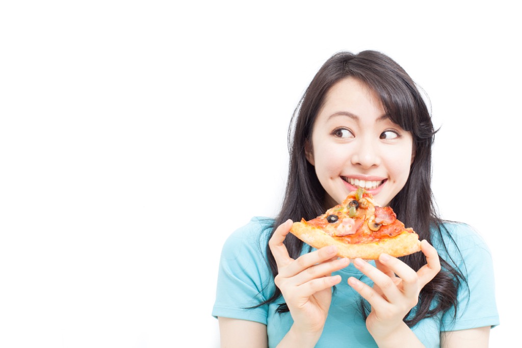teenager eating pizza how to live to 100