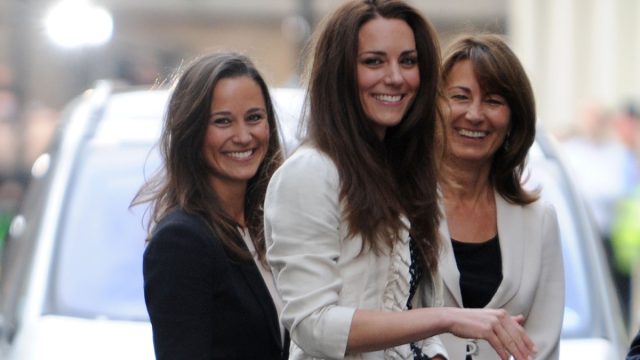 Kate Middleton (M) waves to the crowd outside the Goring Hotel in London, Great Britain, 28 April 2011 together with her Sister Pippa (L) and her mother Carole. London is preparing for the royal wedding of Britain's Prince William and Kate Middleton at Westminster Abbey on April 29.
