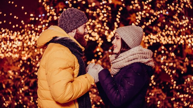 man proposing to woman on christmas