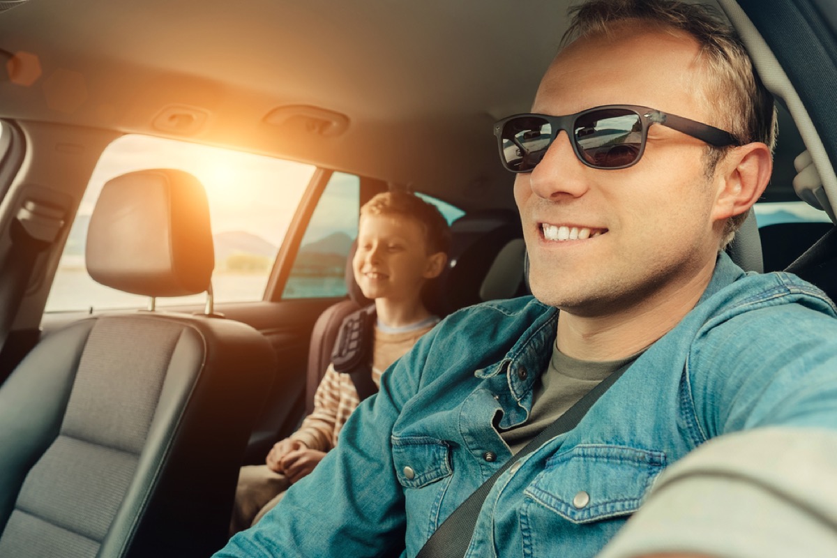 man driving in car with kid, best dad jokes