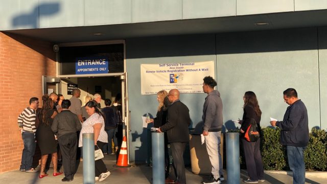 a line out the door at the pasadena california dmv