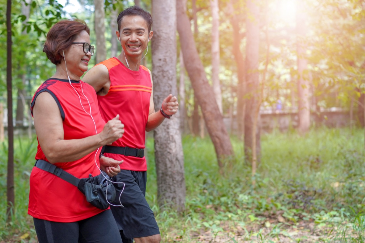 woman and man running together, ways to feel amazing