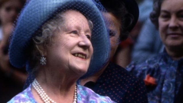 Queen Elizabeth I in hat and pearls, people who lived to 100