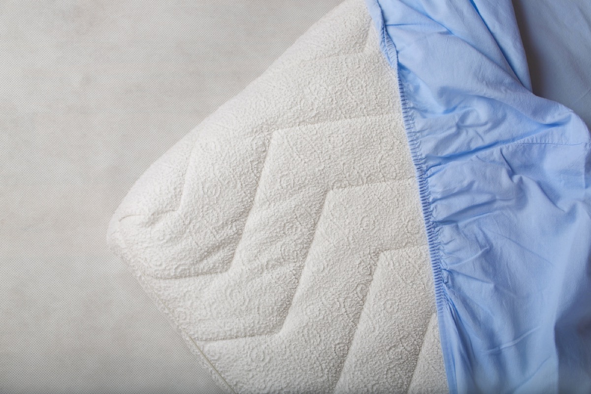 blue fitted sheet on mattress, diy hacks