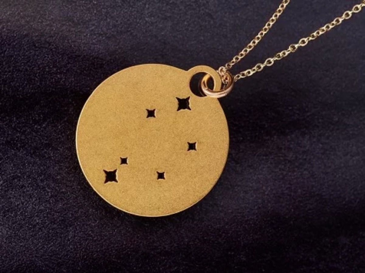 gold necklace with stars in it, best gifts for girlfriend