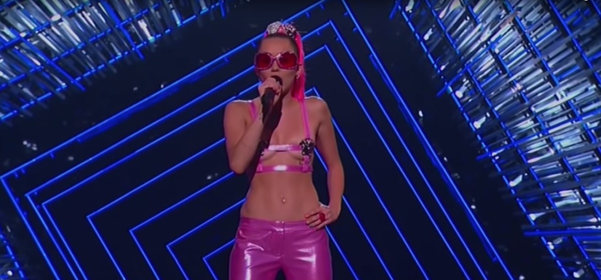 Miley Cyrus hosts VMAs