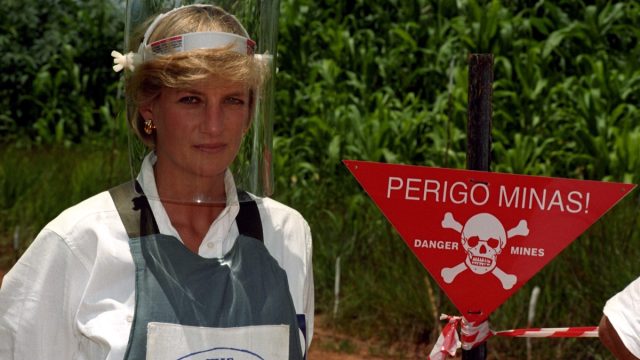 Princess Diana walks in landmines in Angola