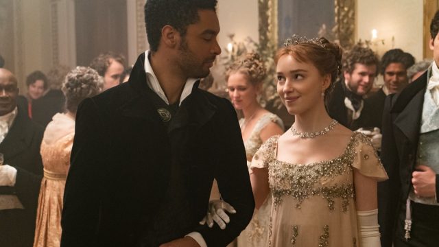 Regé-Jean Page and Phoebe Dynevor in Bridgerton