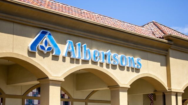 A store front sign of the grocery store Albertsons