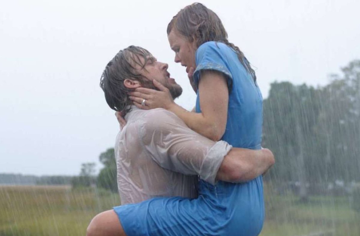 ryan gosling and rachel mcadams kiss in the rain on "the notebook"