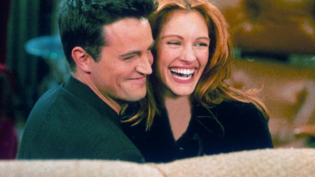 Matthew Perry and Julia Roberts on the Friends set