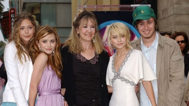 Mary-Kate, Ashley, Elizabeth, Trent, and Jarnette Olsen at Hollywood Walk of Fame in 2004