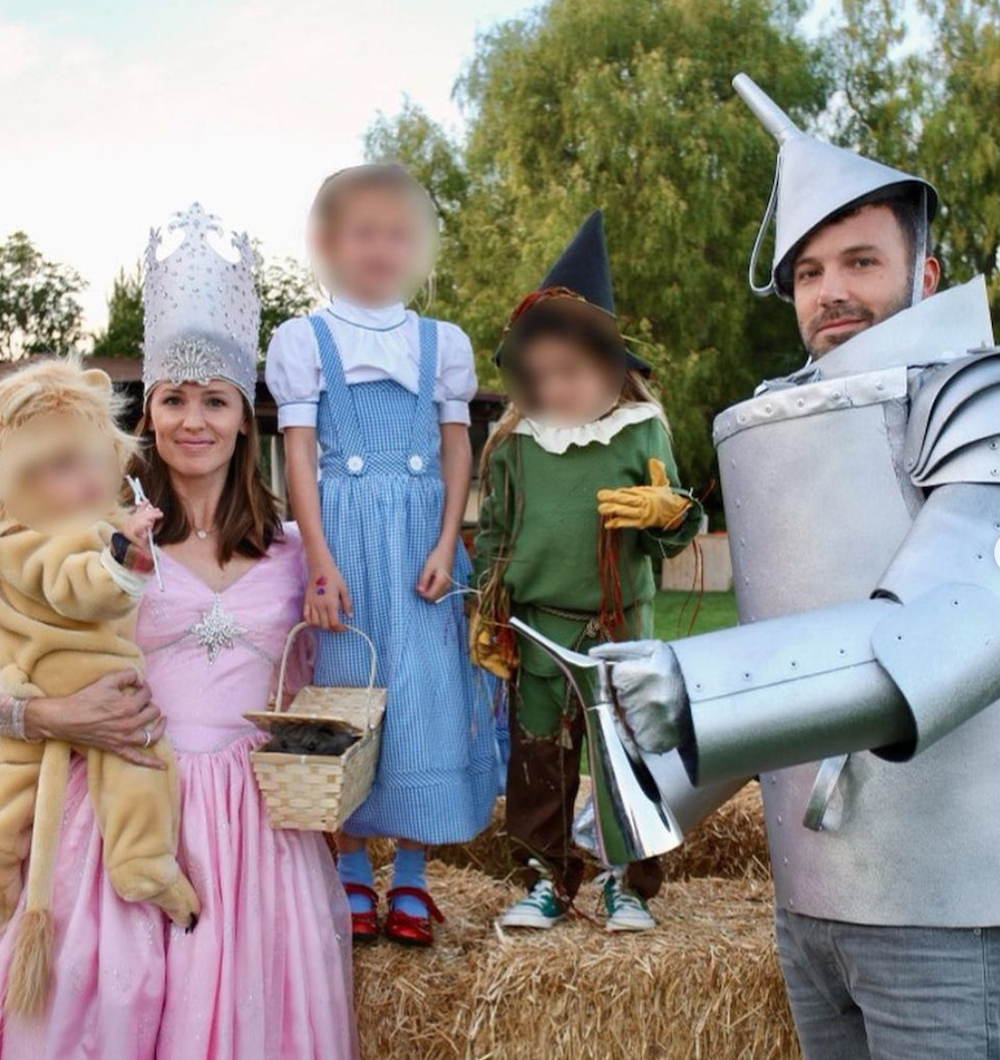Jennifer Garner, Ben Affleck, and their children in "Wizard of Oz" costumes