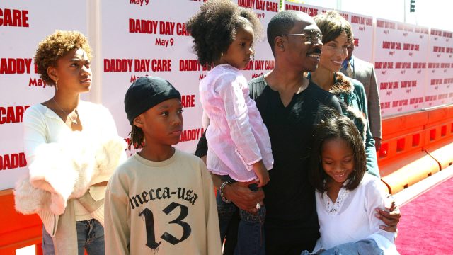 Eddie Murphy with kids at Daddy Day Care premier