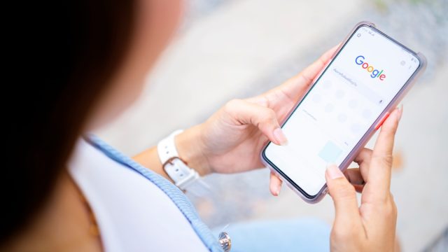 woman google warning on her phone