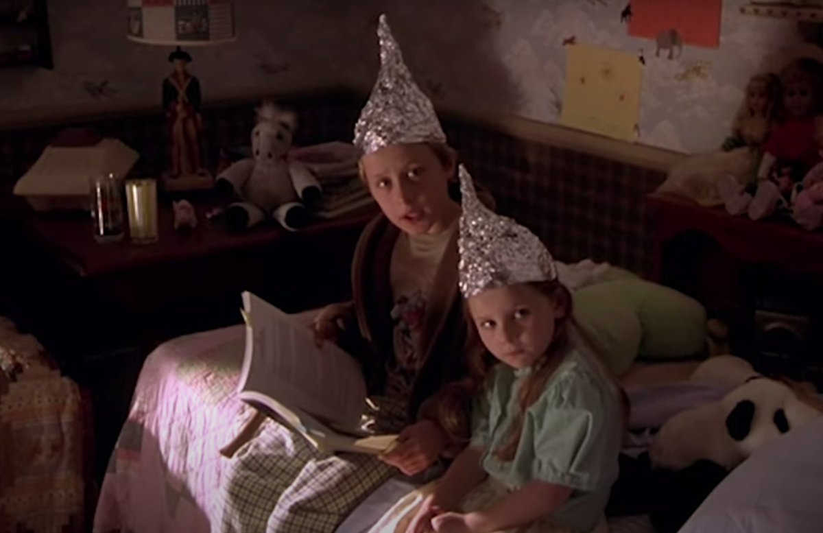 Rory Culkin and Abigail Breslin in "Signs"