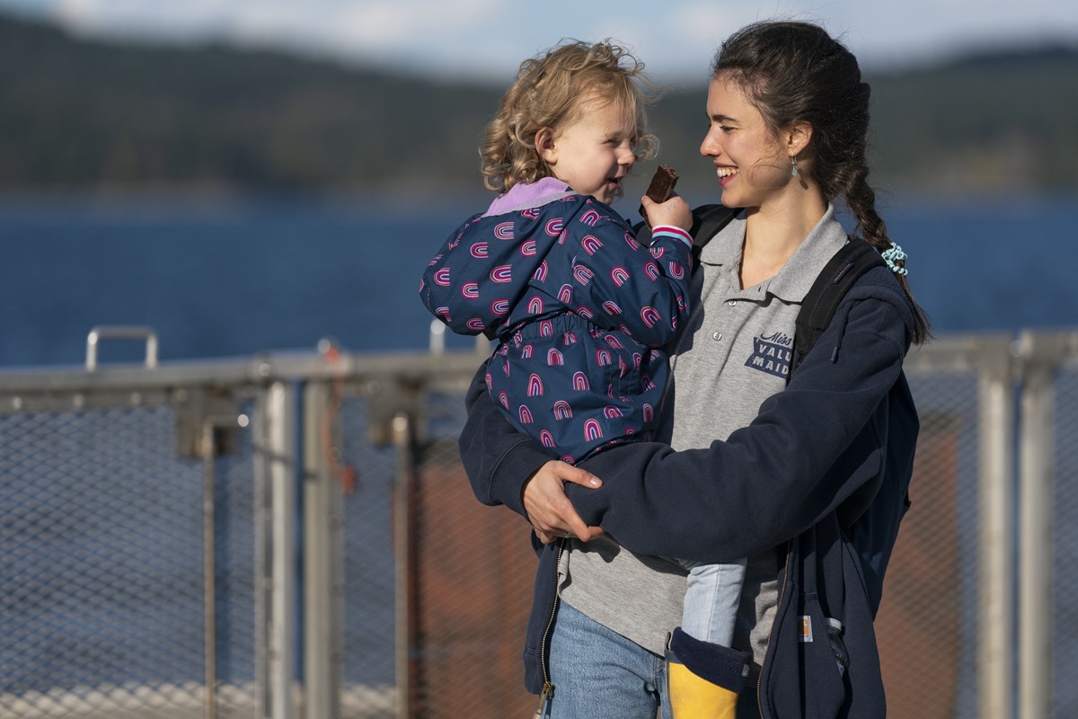 Rylea Nevaeh Whittet and Margaret Qualley in Maid