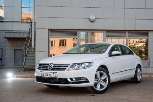 A white Volkswagan car