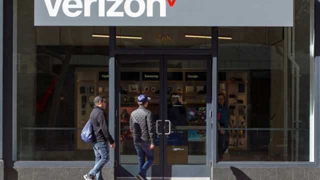 customers walking into a verizon store