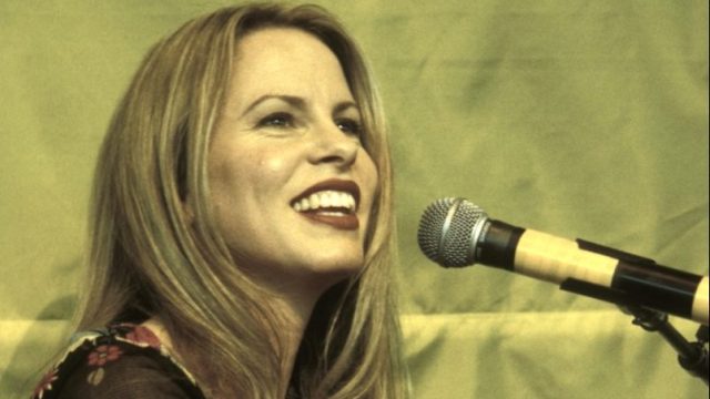 Vonda Shepard performing in 1998
