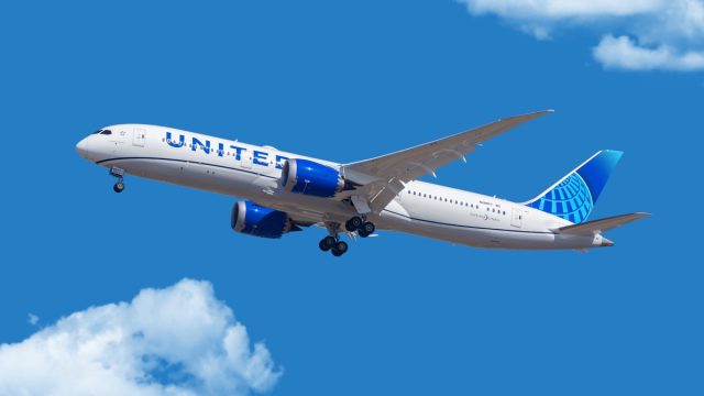united airlines airplane in flight
