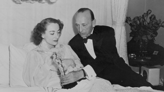 Michael Curtiz handed Joan Crawford her Oscar in 1946