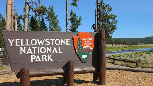 yellowstone national park sign