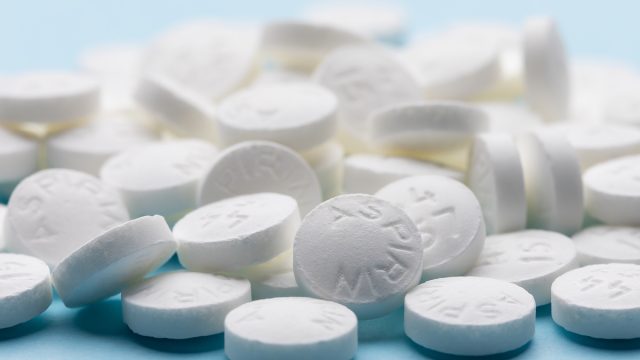 White,Aspirin,Pills,On,Blue,Paper,Background.,Pile,Of,Aspirin.