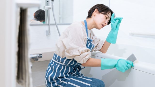 woman cleaning the bathtub