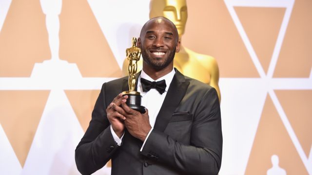 Kobe Bryant with his Oscar in 2018