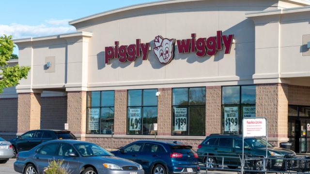 The front of a Piggly Wiggly store with visible sign