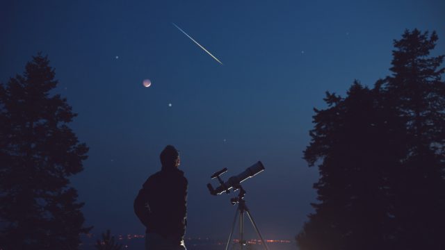 Person watching meteor shower double perseids delta aquariids.jpg