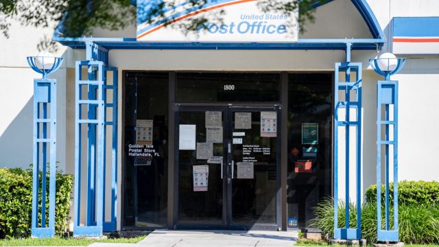 USPS Postal store Golden Isla Hallandale FL USA