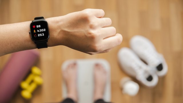 Looking,At,Fitness,Tracker,Displaying,Heart,Rate,,Steps,Count,And