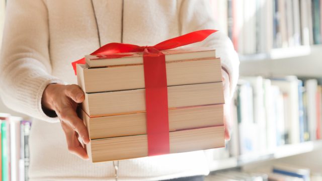 Holding books with bow