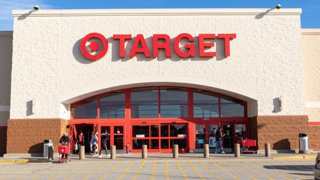 HOMEWOOD, IL. USA DECEMBER 21, 2021: A BUSY TARGET STORE ON A BEAUTIFUL WINTER DAY.
