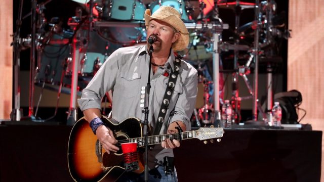 toby keith performing