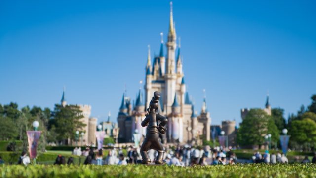 Sculpture of Goofy at the Tokyo Disneyland park