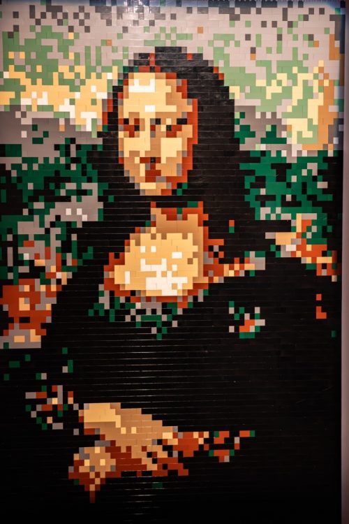 lego recreation of the mona lisa by artist Nathan Sawaya.