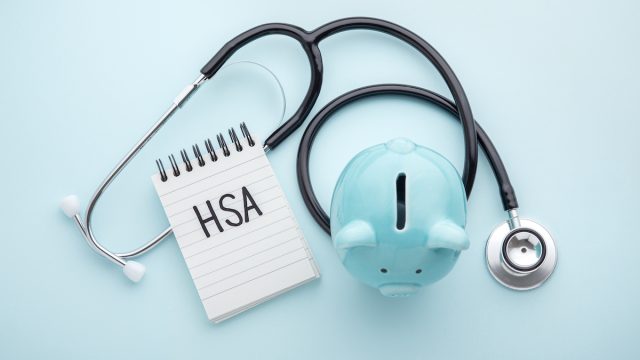 HSA note with a piggy bank and doctor's stethoscope