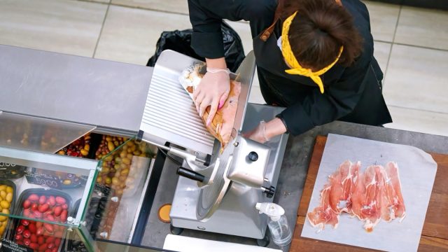 employee slicing deli meat listeria outbreak